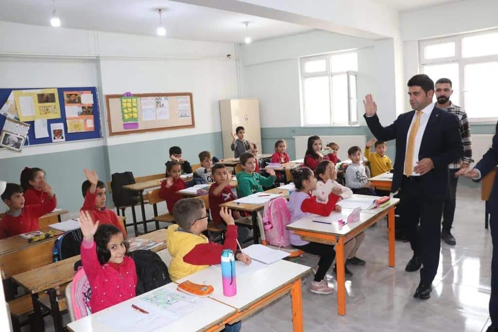 İl Millî Eğitim Müdürümüz Sayın Nurettin YILMAZ ve İlçe Milli Eğitim Müdürümüz Sayın Ceyhan DOĞAN'ın, Emir Şaban İmam Hatip Ortaokulunu Ziyareti 