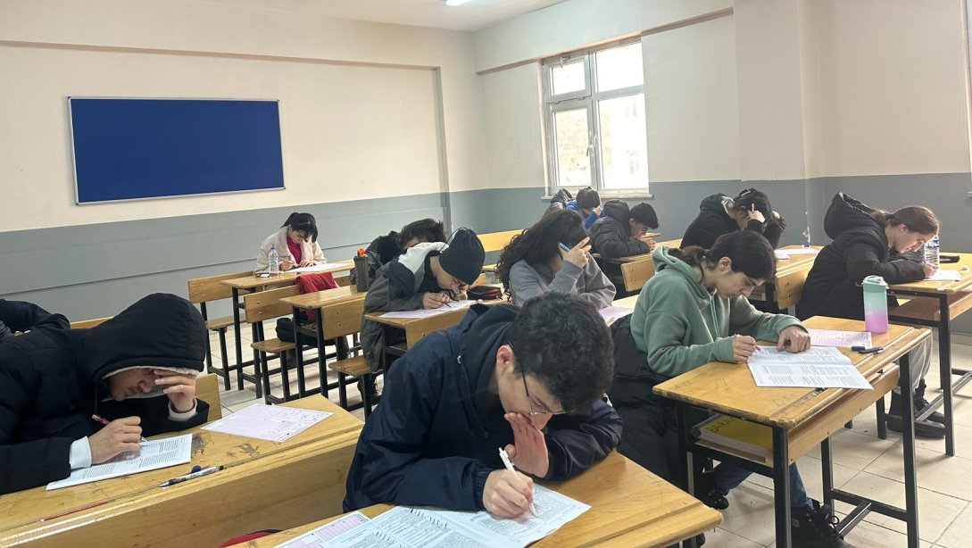 Üniversite sınavlarına hazırlanan 12. Sınıf ve mezun öğrencilerimiz için Şehit Adnan Bahat Anadolu Lisesinde deneme sınavı gerçekleştirilmiştir.