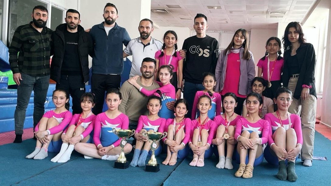 Artistik Cimnastik İl Seçmelerine katılan Şehit Bilal Soybilgiç Ortaokulu Öğrencilerimiz Yıldız Kızlar ve Küçük Kızlar Kategorisinde Birinci olmuştur. Öğrencilerimiz Türkiye Şampiyonasına Katılmaya Hak Kazanmışlardır.