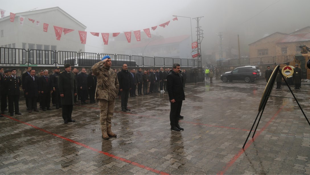 Kaymakamımız Sayın Mert KUMCU, 18 Mart Çanakkale Zaferi ve Şehitleri Anma Günü münasebetiyle Atatürk Anıtı önünde düzenlenen çelenk sunma törenine katıldı.