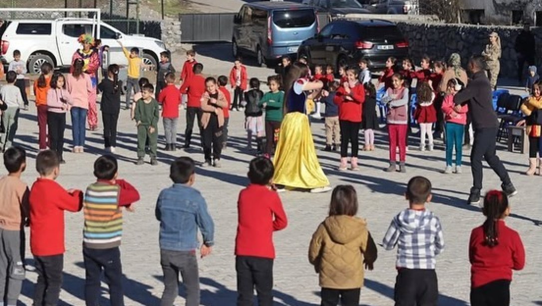 Cumhuriyet İlkokulunda Öğrencilerimiz İçin Düzenlenen Gösteri